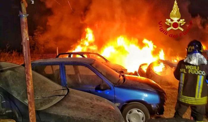 Auto in fiamme per farla tacere